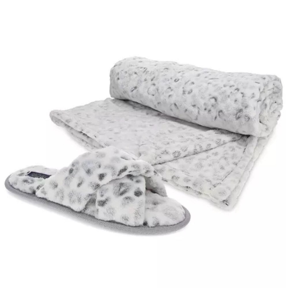 RACHEL Rachel Roy Plush Cheetah Slippers & Blanket Gift Set Cozy NWT